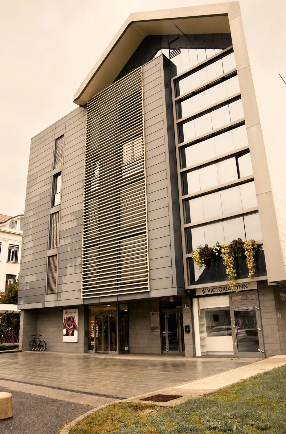 Vhod v salon in akademijo CIKOJ ESTHETICS na Zaloški cesti 51 v Ljubljani